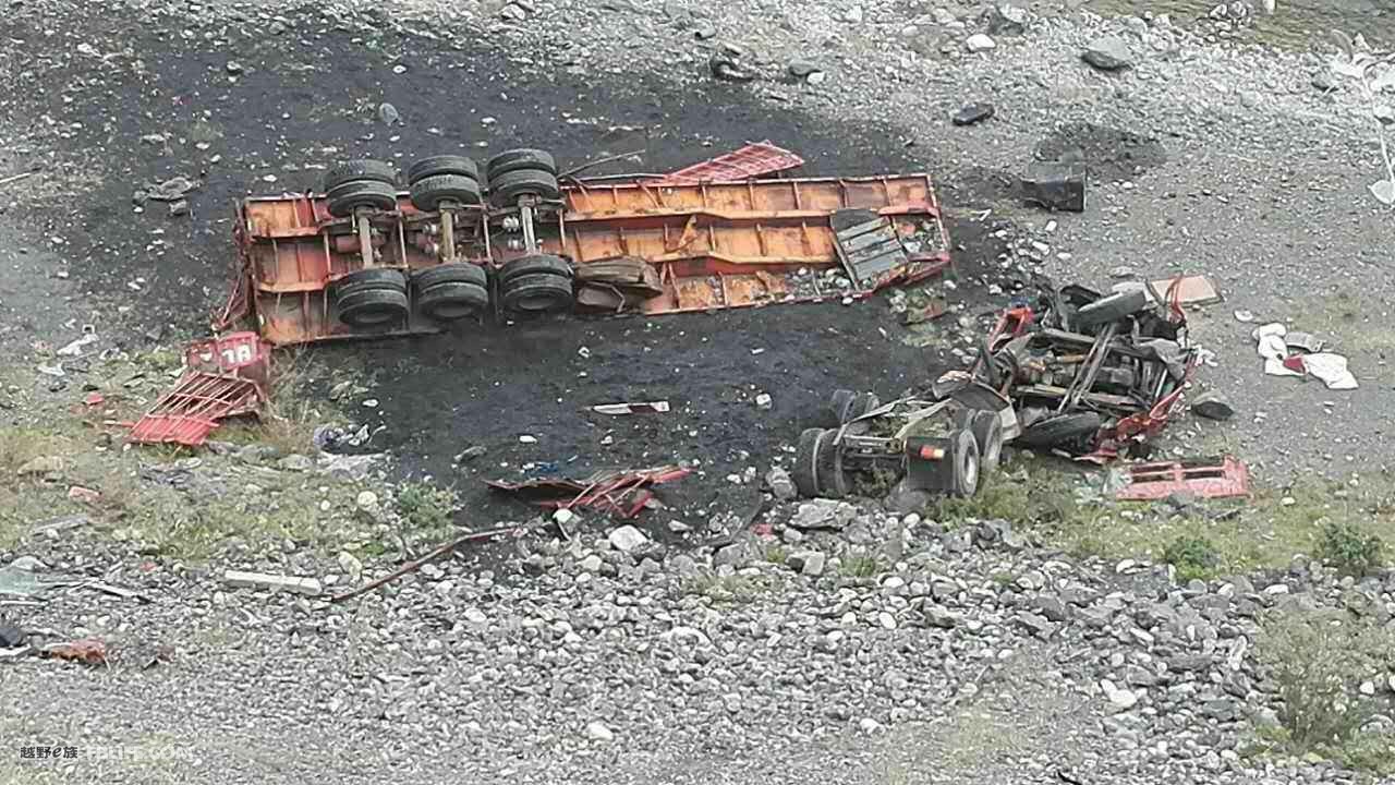 后峡的路况糟糕的程度，看看峡谷里的汽车残骸就知道了