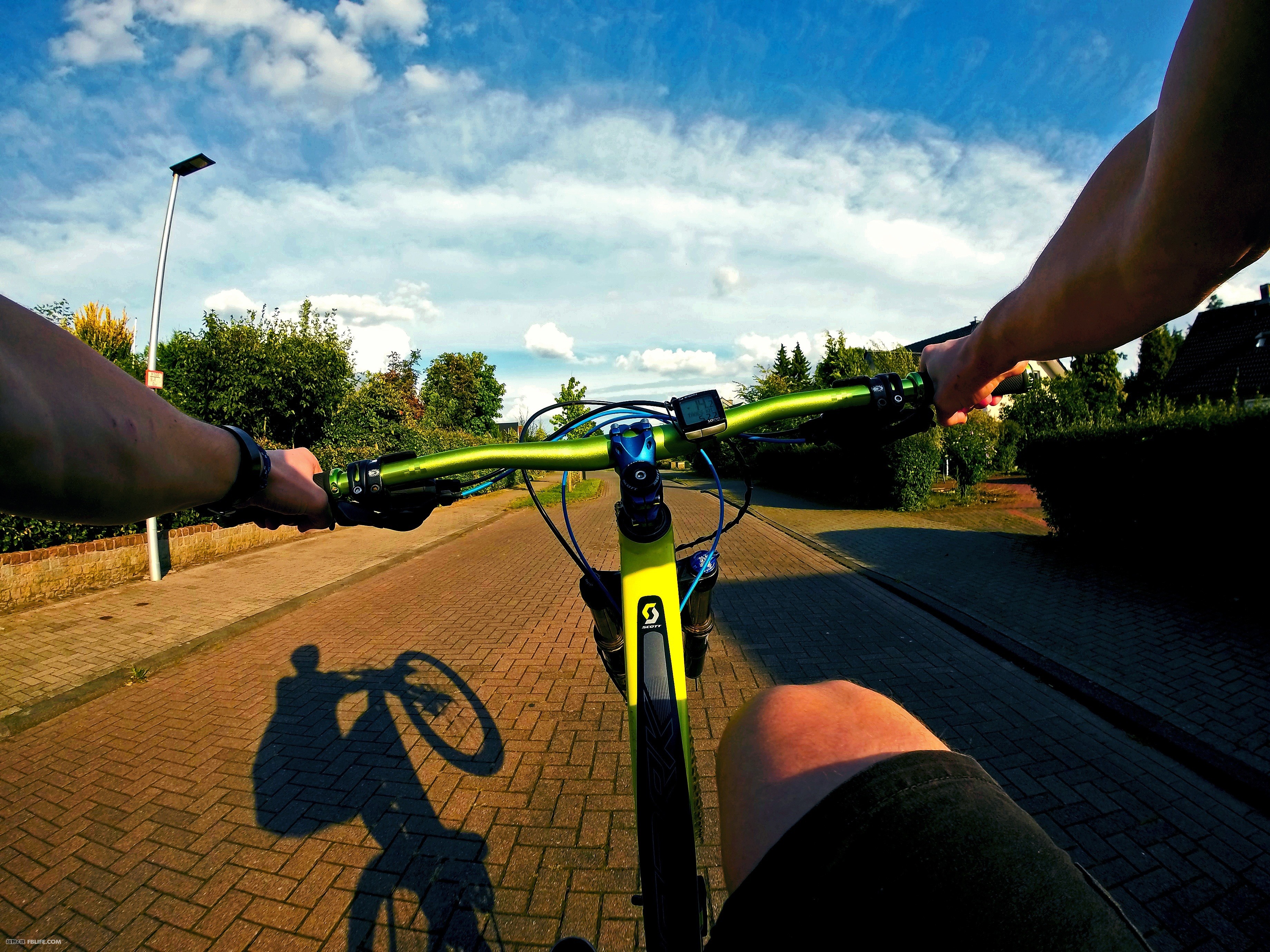 摄图网-行驶中的自行车.jpg